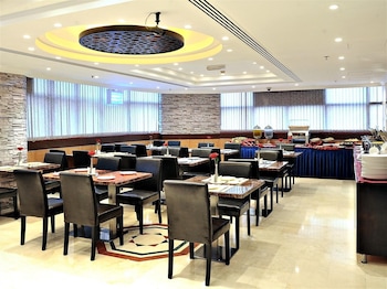signature inn deira free parking