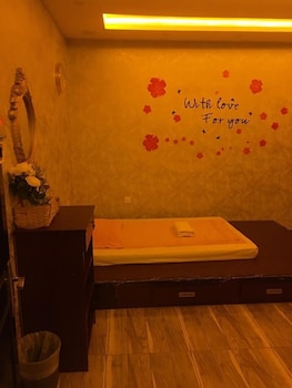 signature inn deira free parking