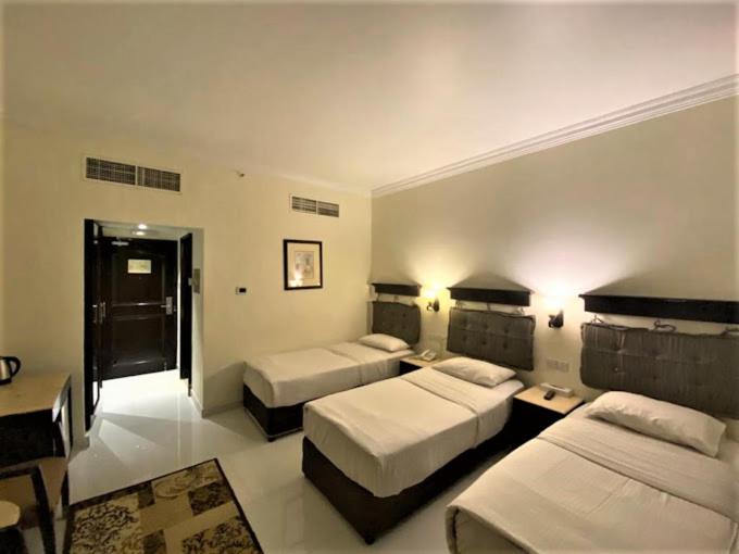 signature inn deira free parking