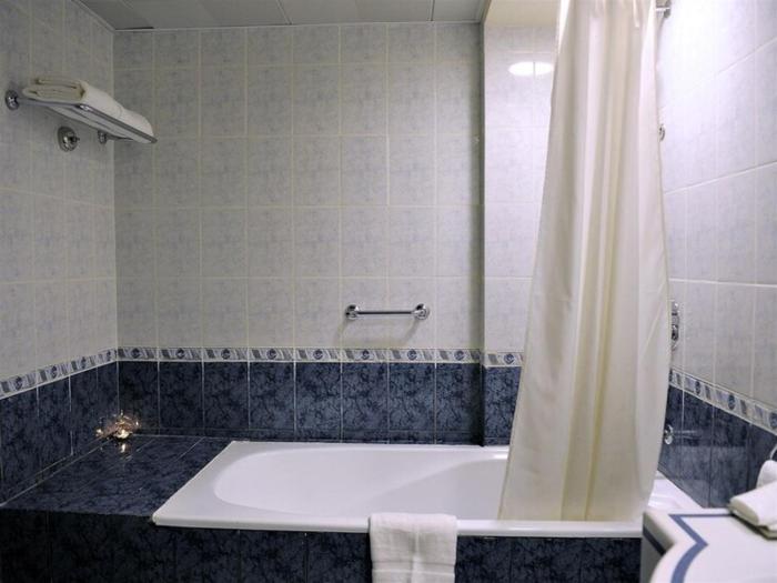 signature inn deira free parking