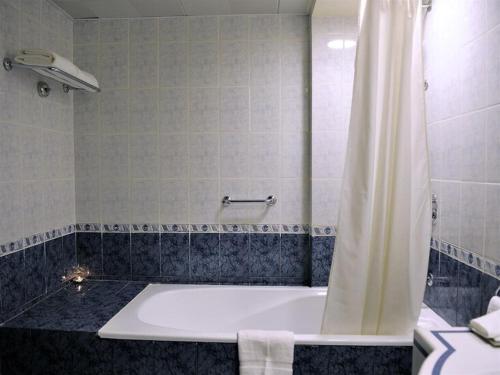 signature inn deira free parking