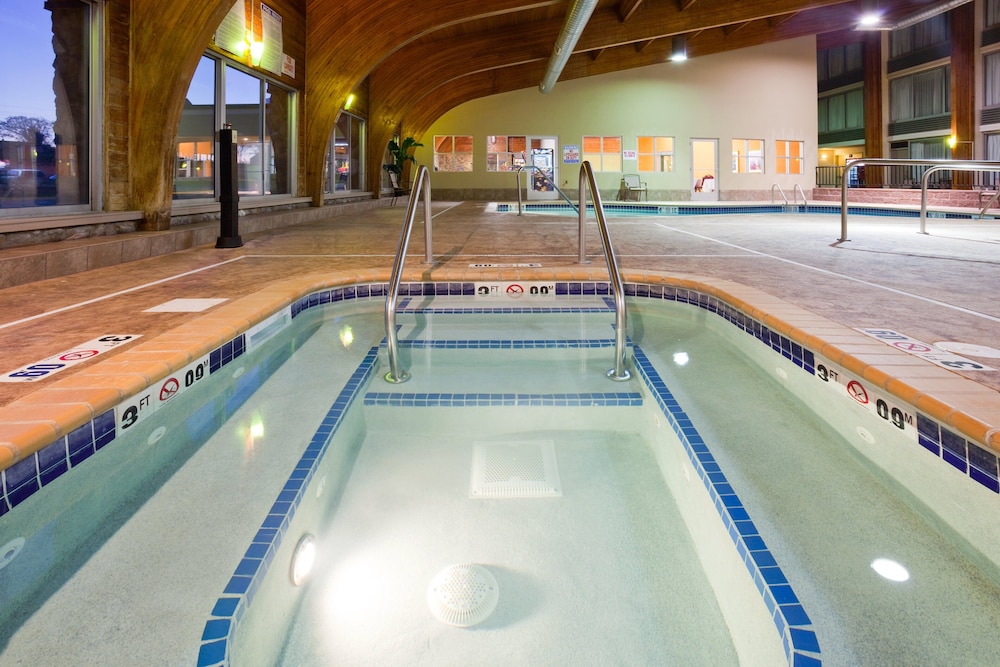 holiday inn detroit lakes by ihg