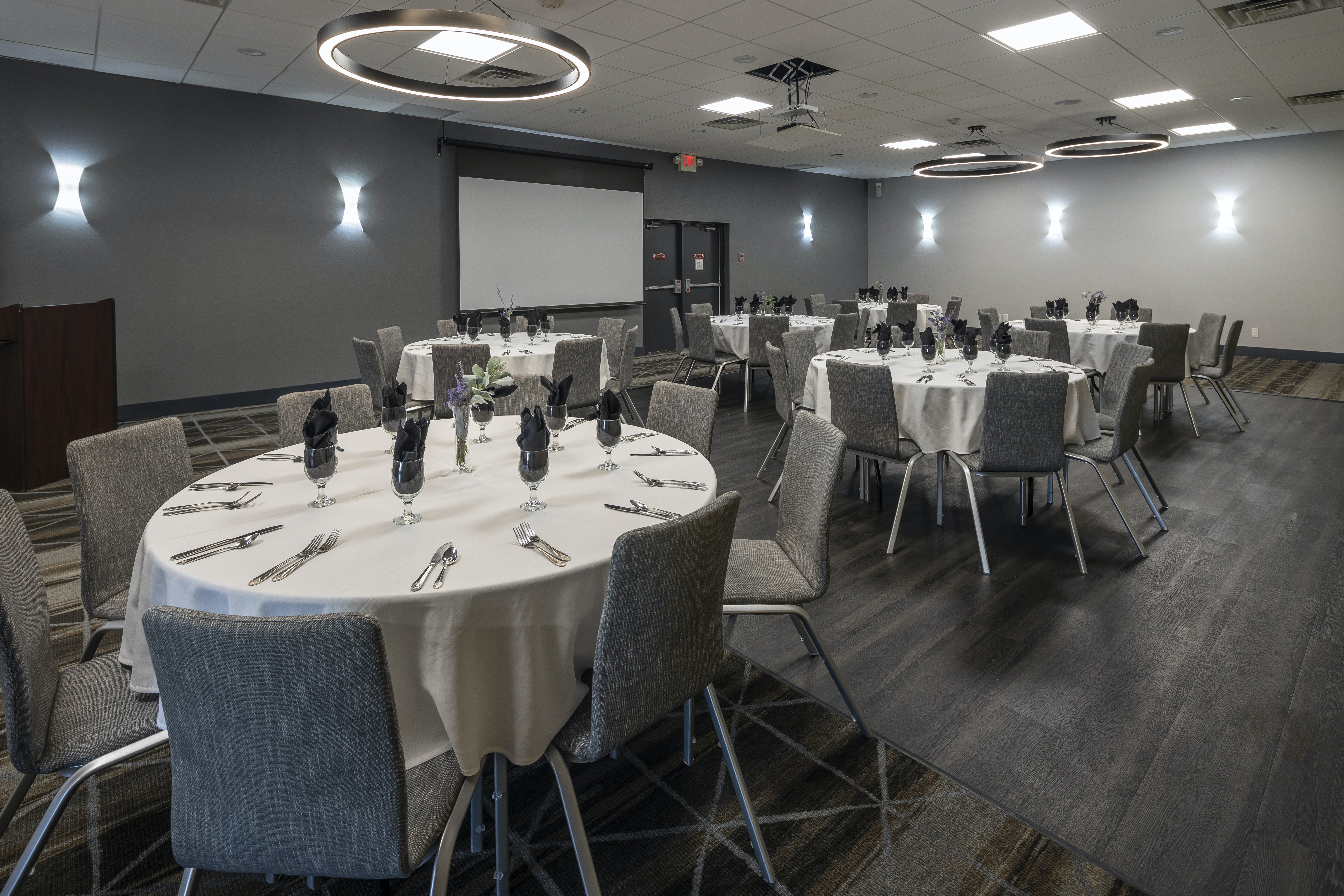holiday inn detroit lakes by ihg