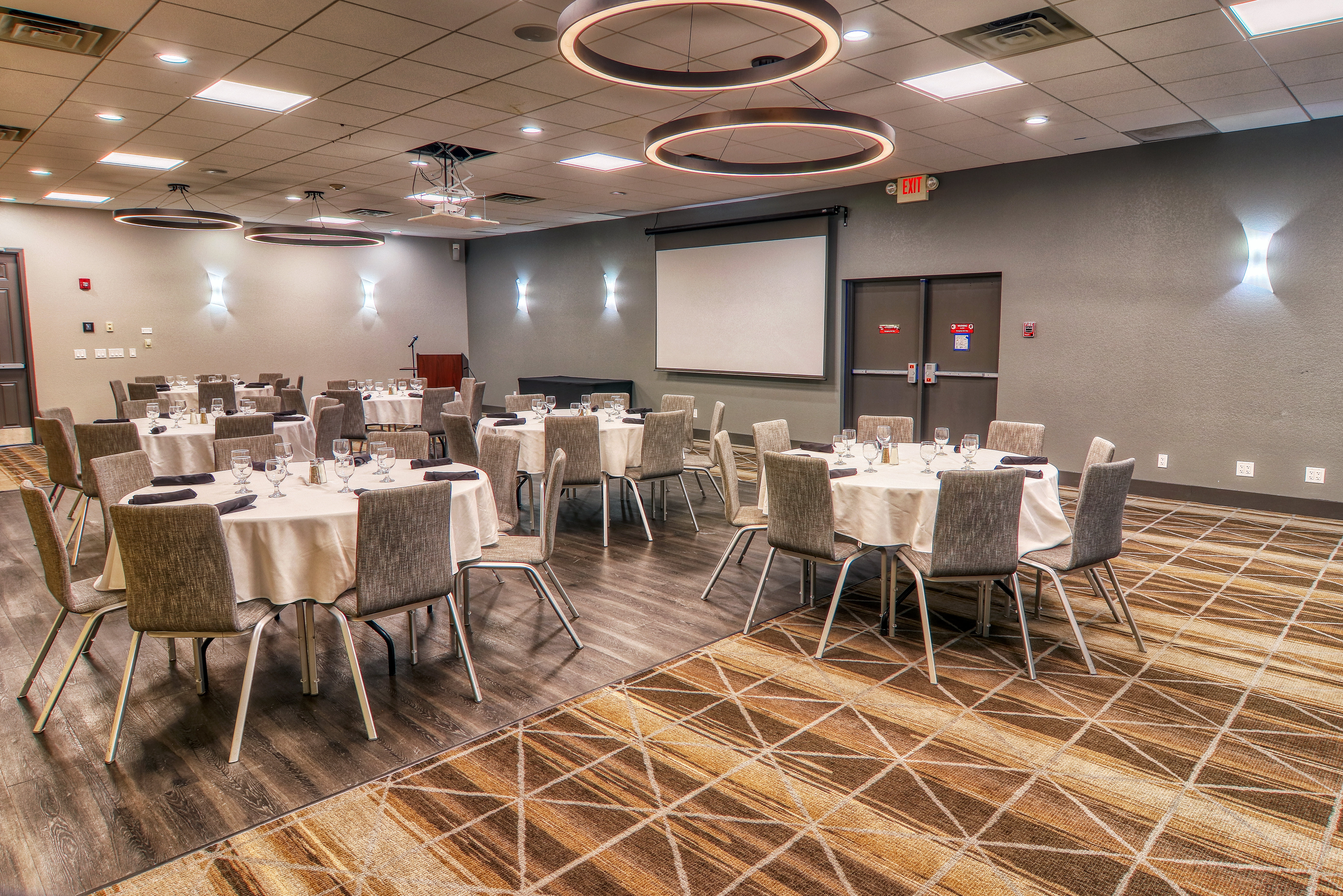 holiday inn detroit lakes by ihg