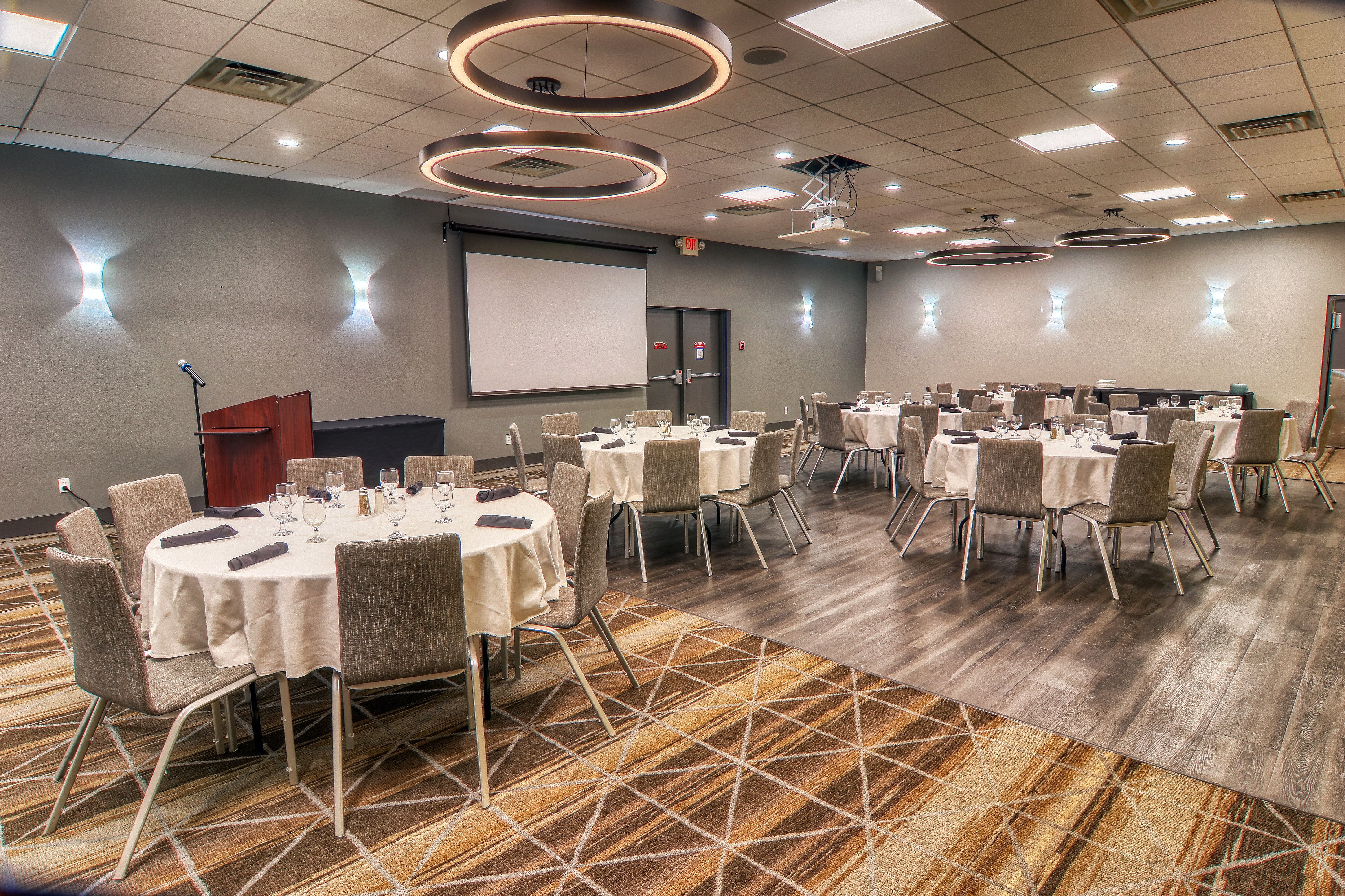 holiday inn detroit lakes by ihg