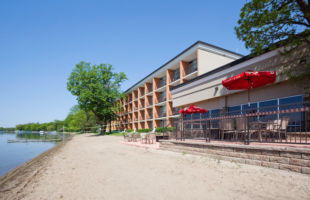 holiday inn detroit lakes by ihg