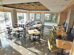 Las Yucas,Granada>>Atarfe,2 star