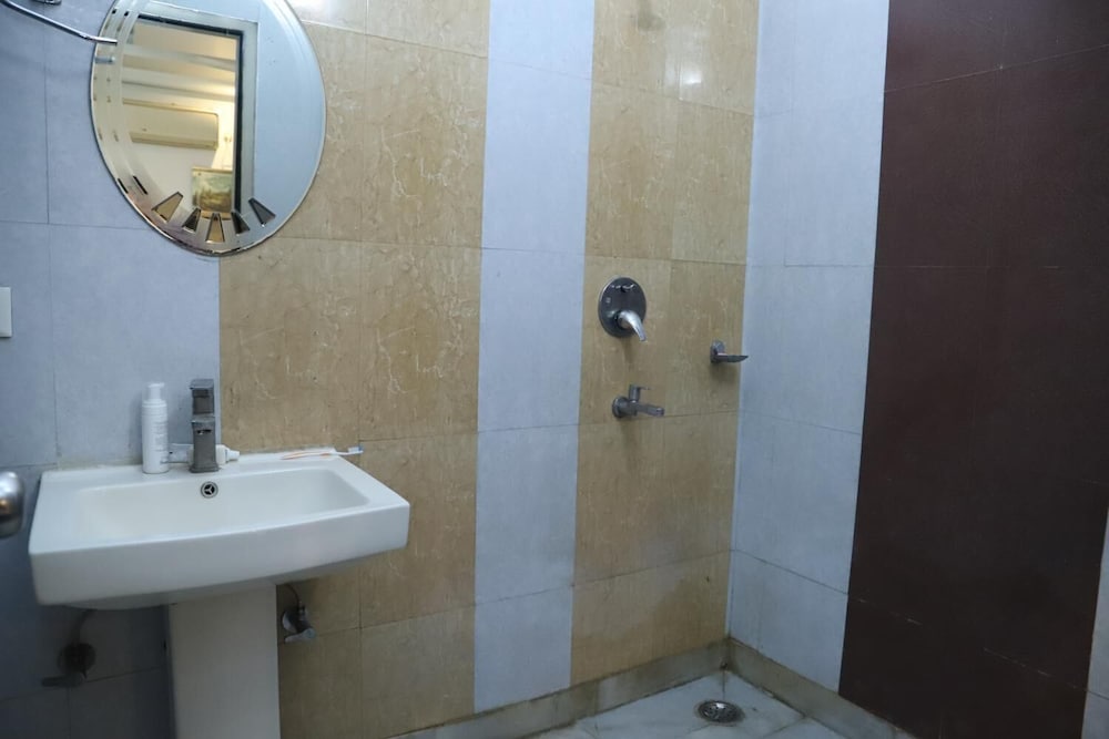 airport hotel golden jindal