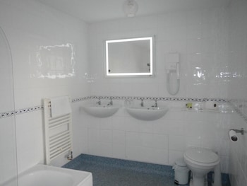 The Burton Hotel And Cloud Nine,Hereford>>Bristol,3 star