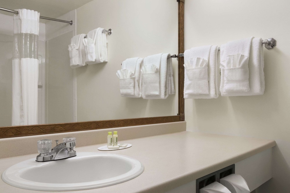travelodge by wyndham calgary south