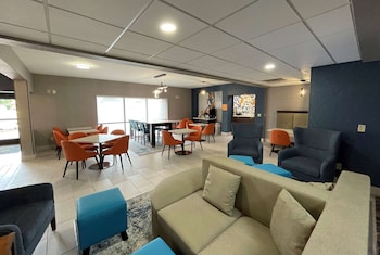 La Quinta Inn & Suites By Wyndham Fayetteville I-95,Stedman>>Fayetteville,3 star