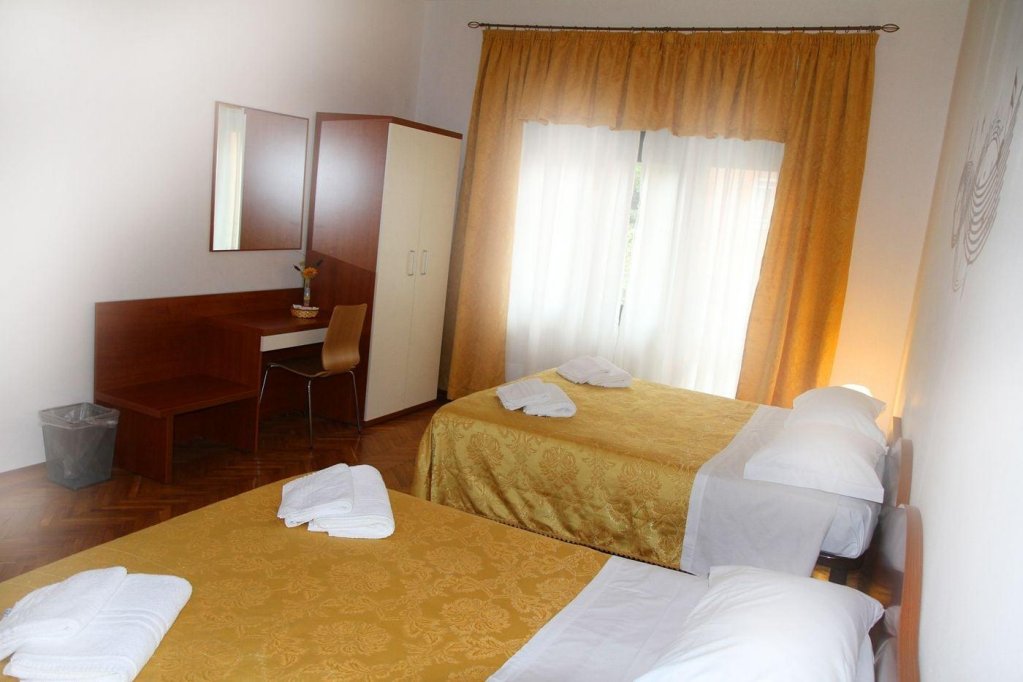 B&B Music,Lombardy>>Milan,3 star