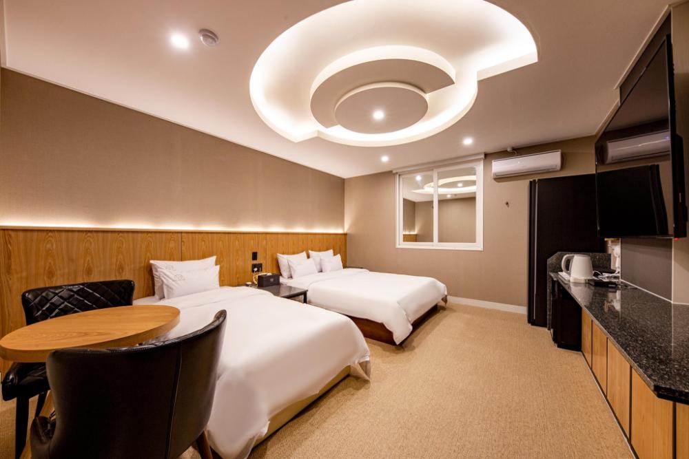 asan hotel atrium