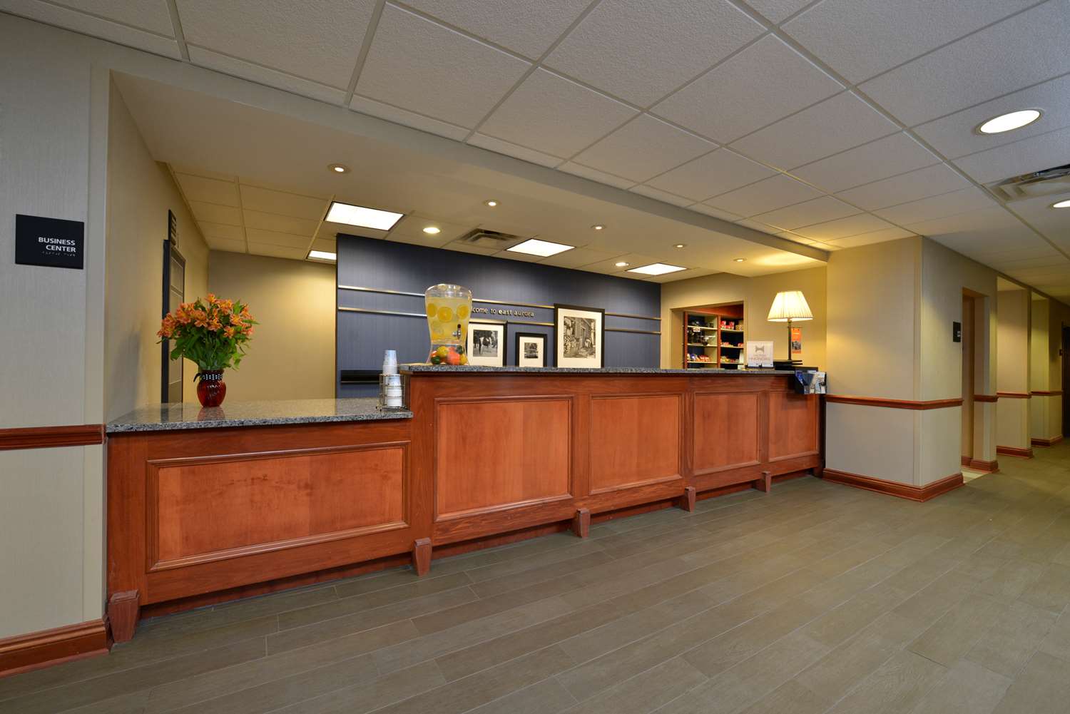 hampton inn east aurora