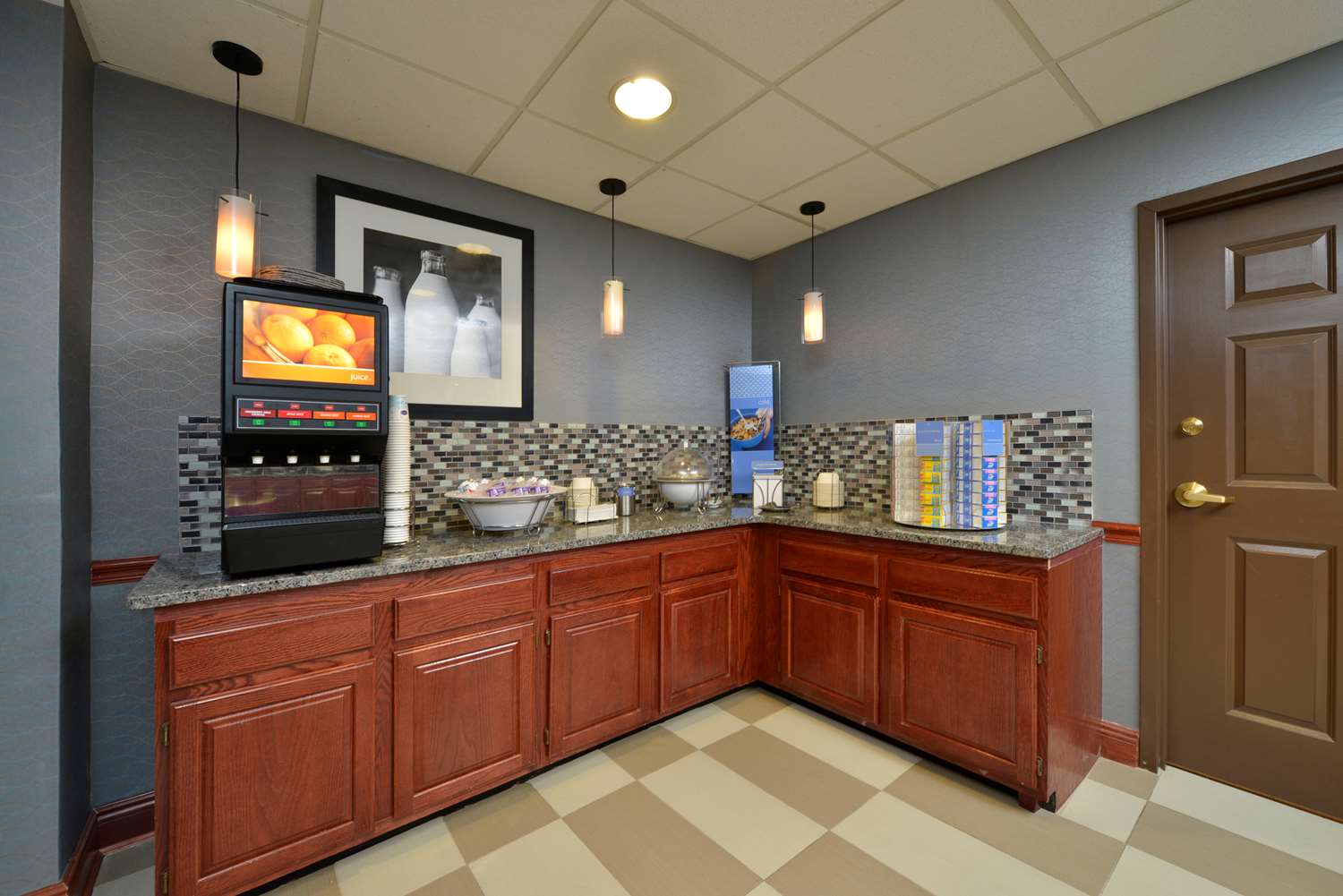 hampton inn east aurora