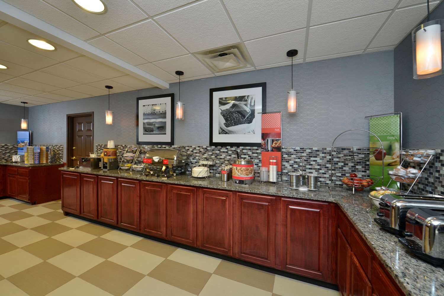 hampton inn east aurora