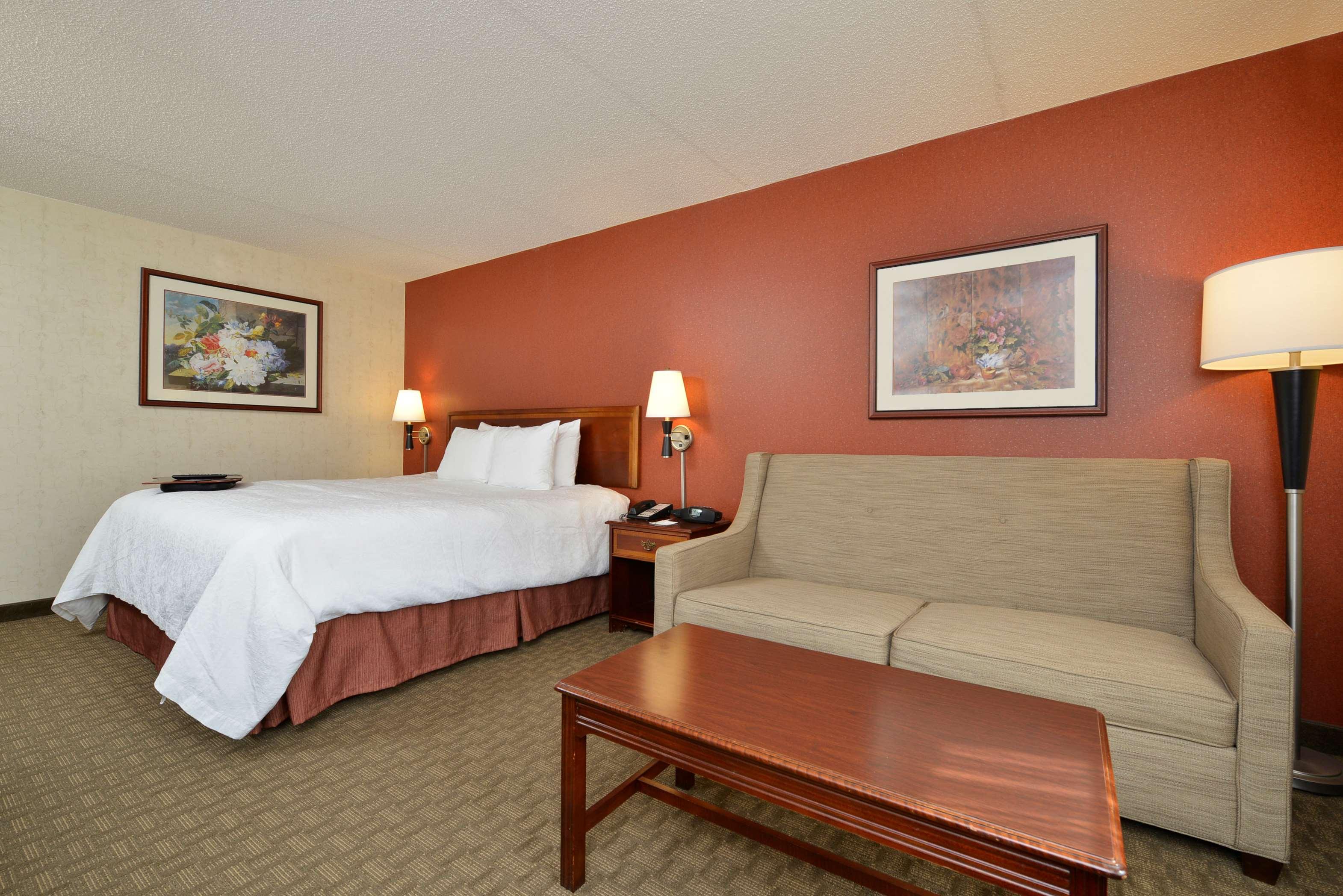 hampton inn east aurora