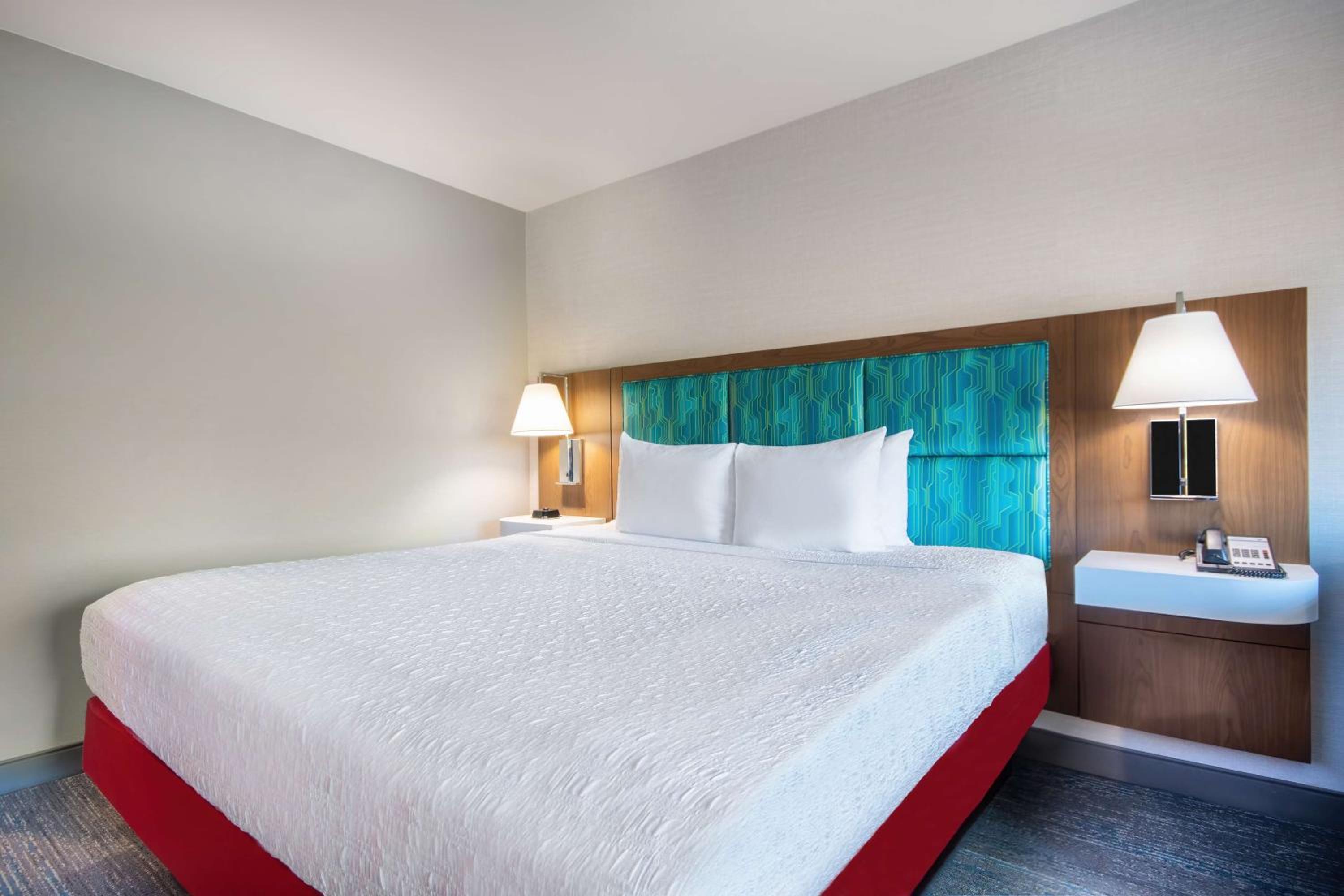 hampton inn east aurora