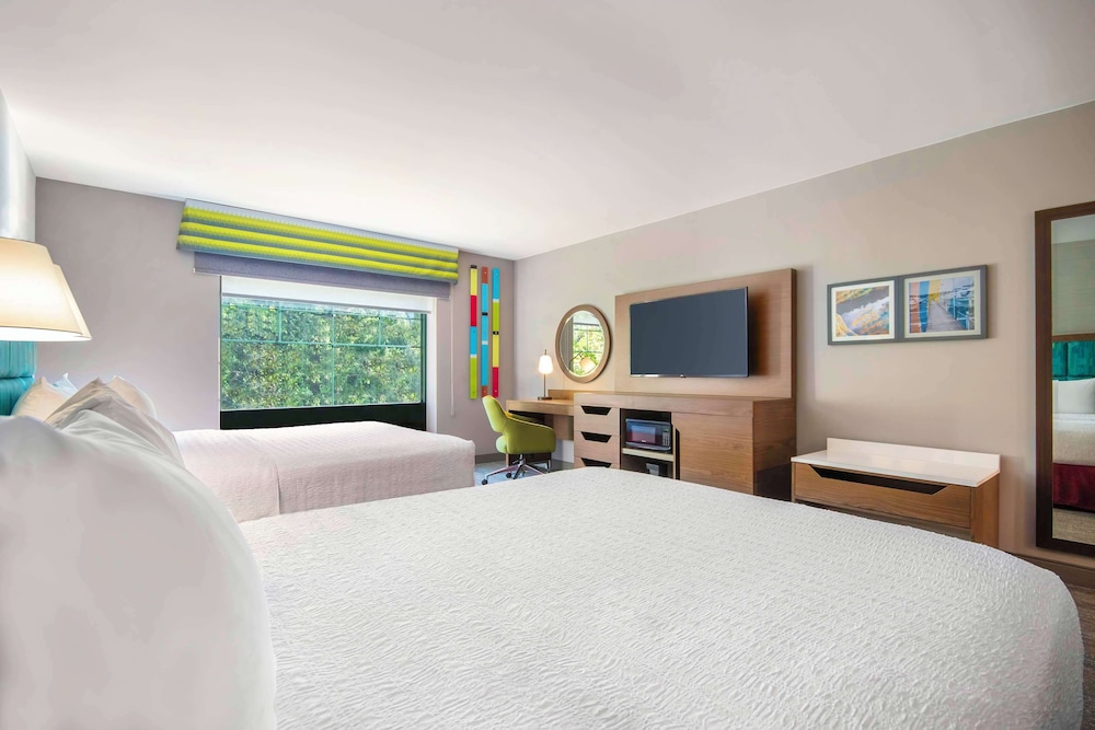 hampton inn east aurora