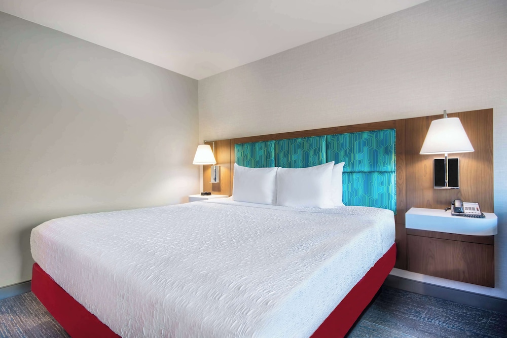 hampton inn east aurora