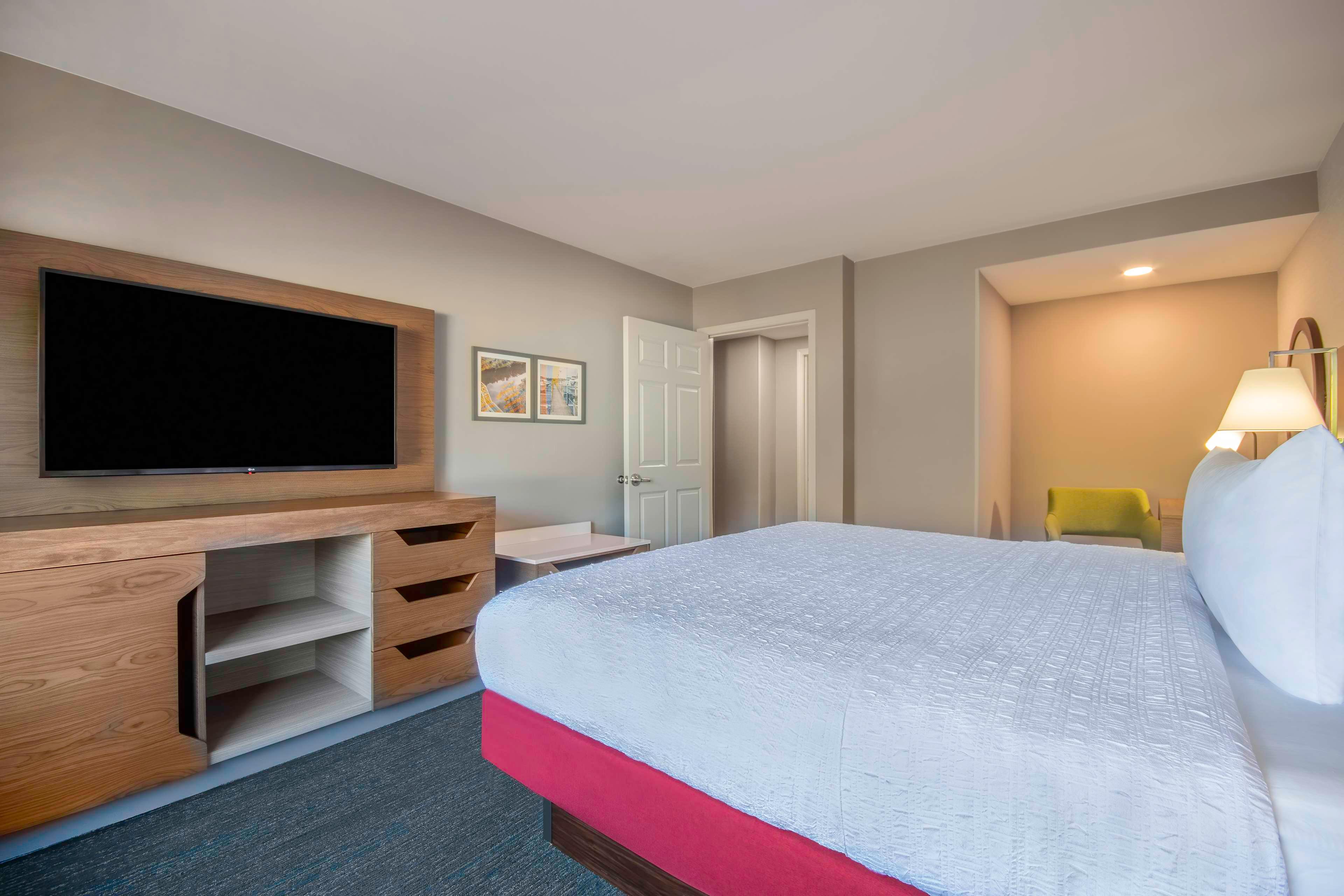 hampton inn east aurora