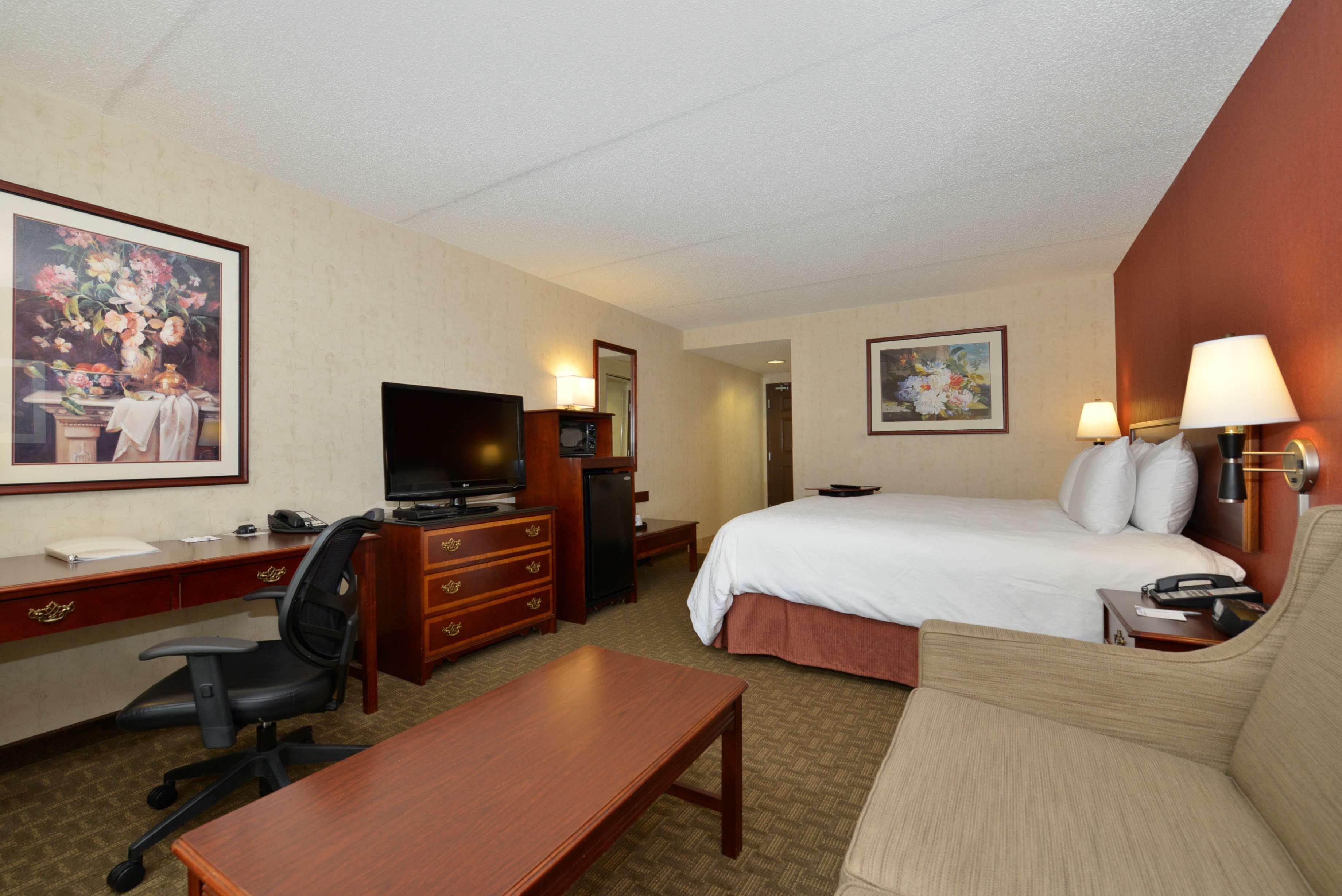 hampton inn east aurora
