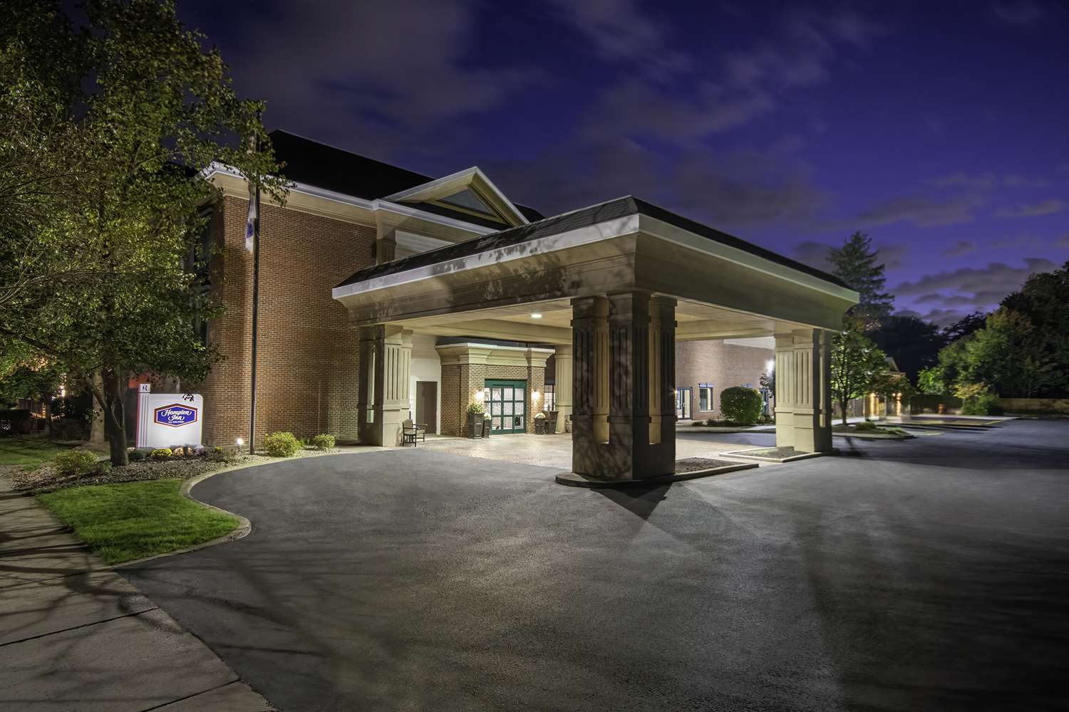 hampton inn east aurora