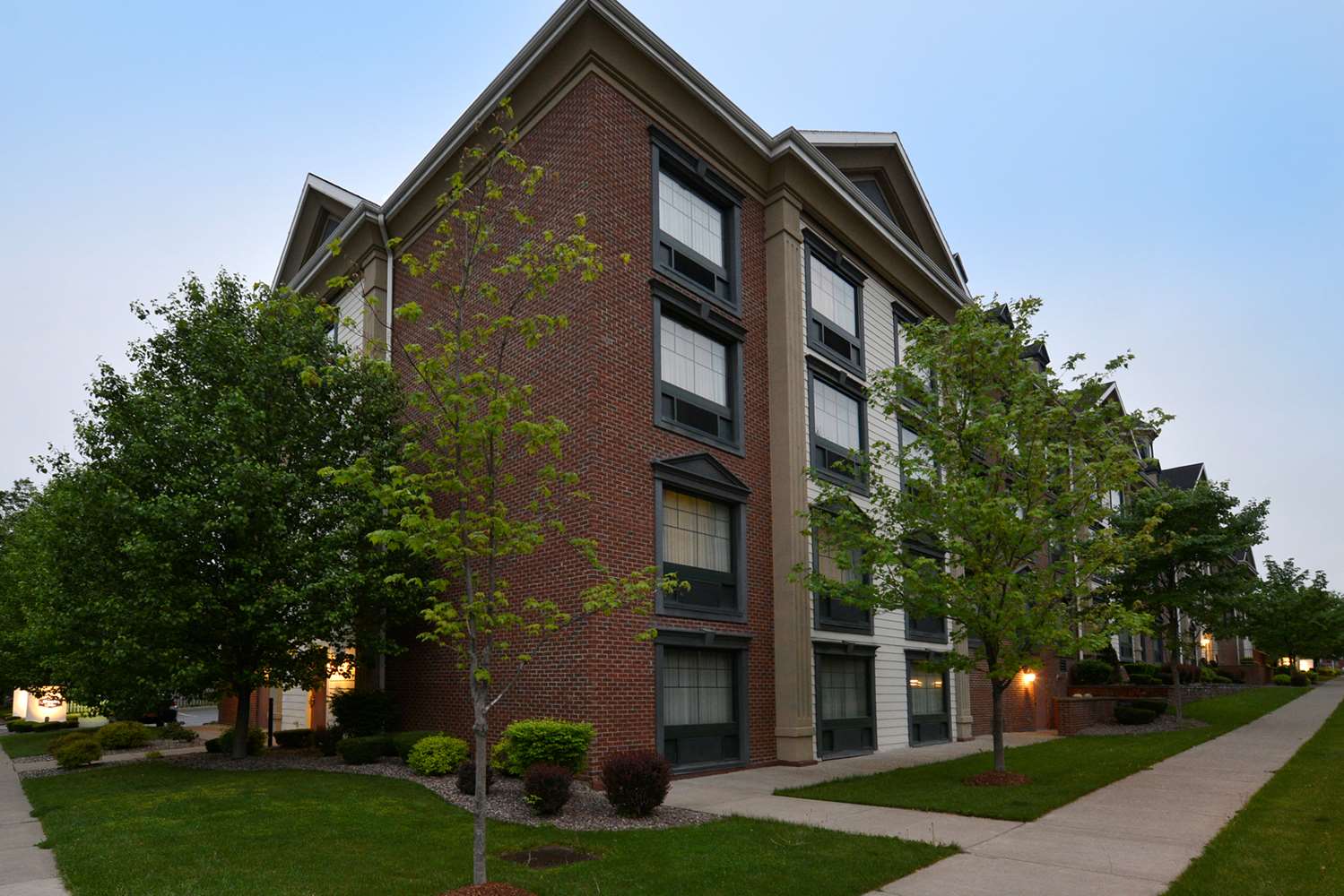 hampton inn east aurora