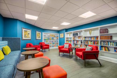 hampton inn east aurora