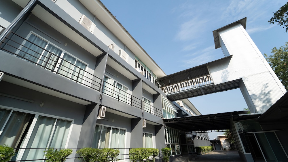 b2 nakhon sawan boutique and budget hotel