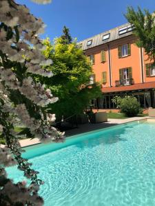 hotel milano pool and garden