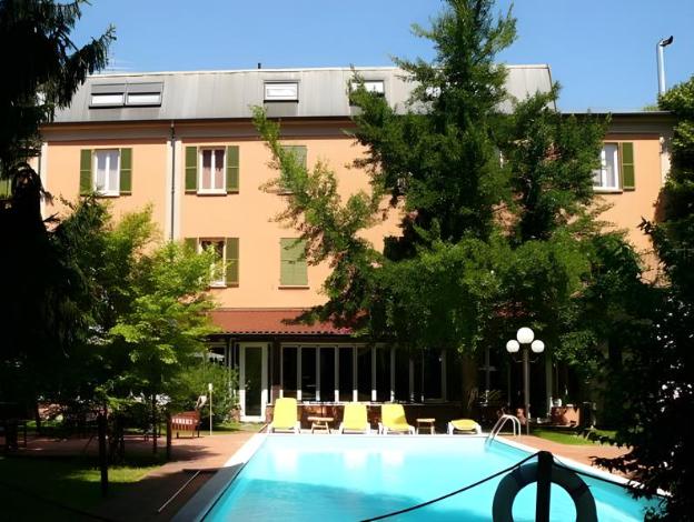 hotel milano pool and garden