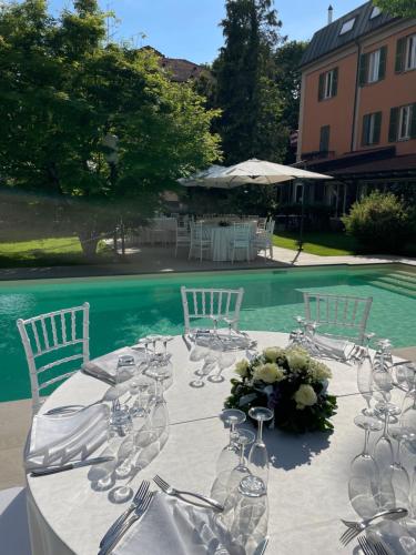 hotel milano pool and garden