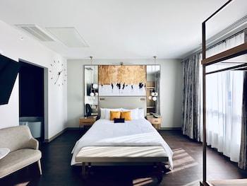 chez hotel arlington heights