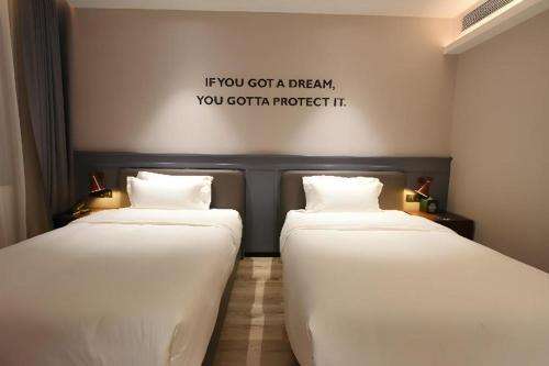 city comfort hotel luocheng chengzhong building