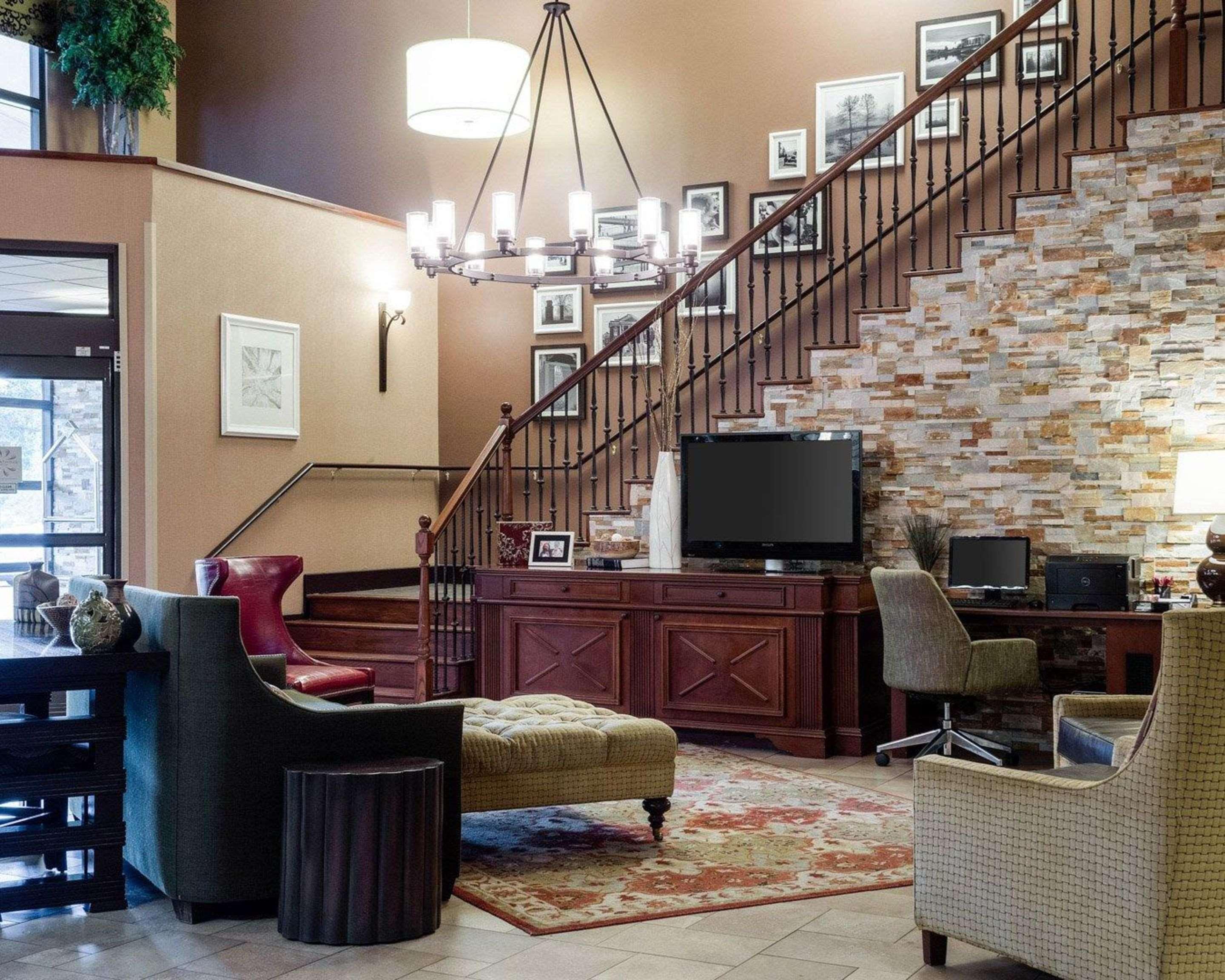 Russell Inn & Suites,,3 star