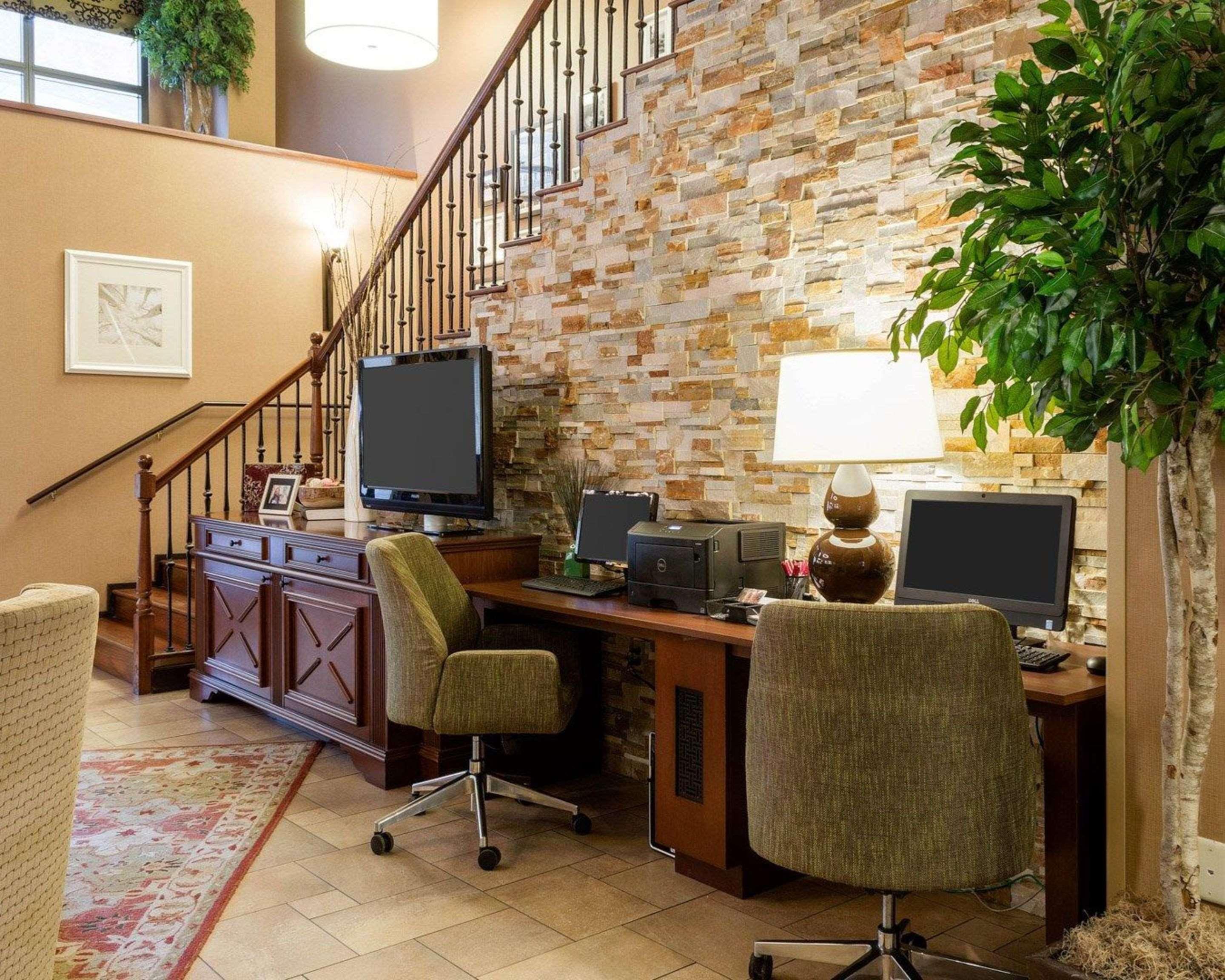 Russell Inn & Suites,,3 star