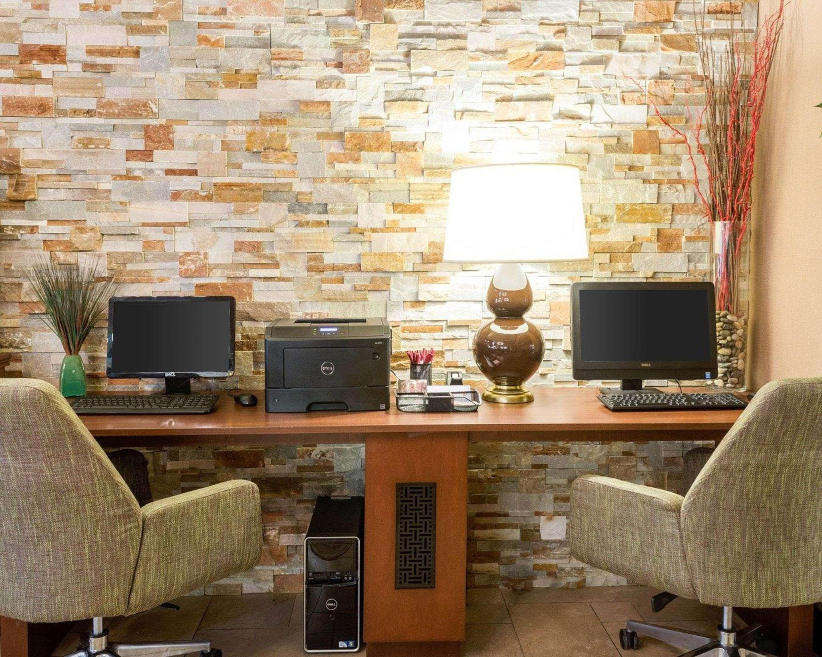Russell Inn & Suites,,3 star