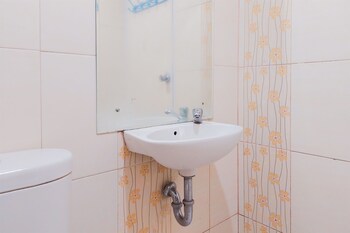 comfy and warm studio serpong greenview apartment