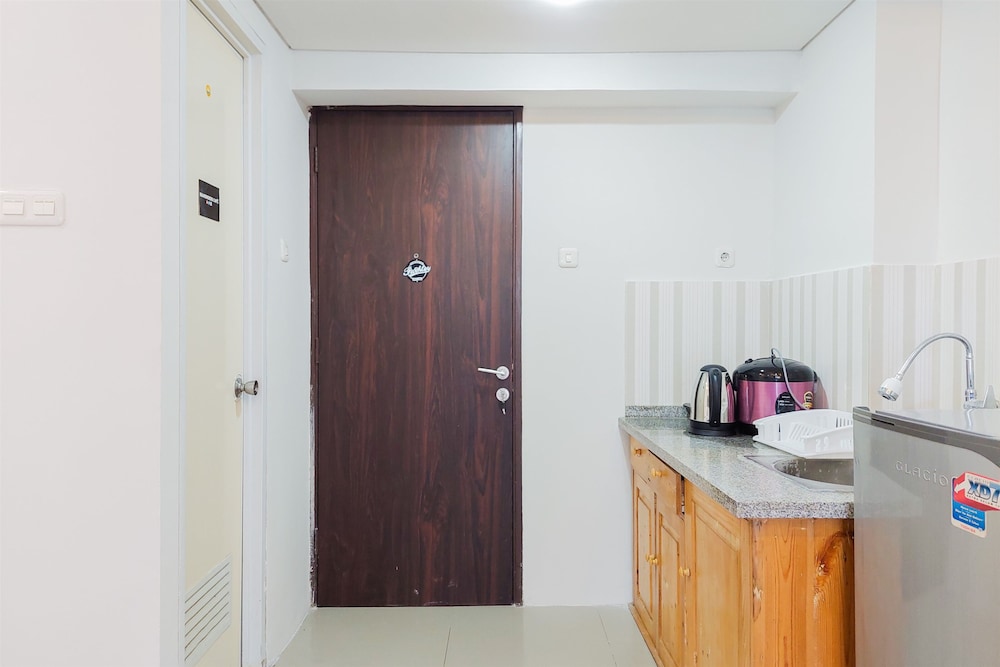 comfy and warm studio serpong greenview apartment