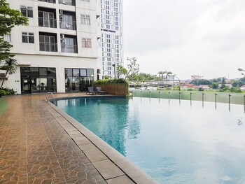 comfy and warm studio serpong greenview apartment