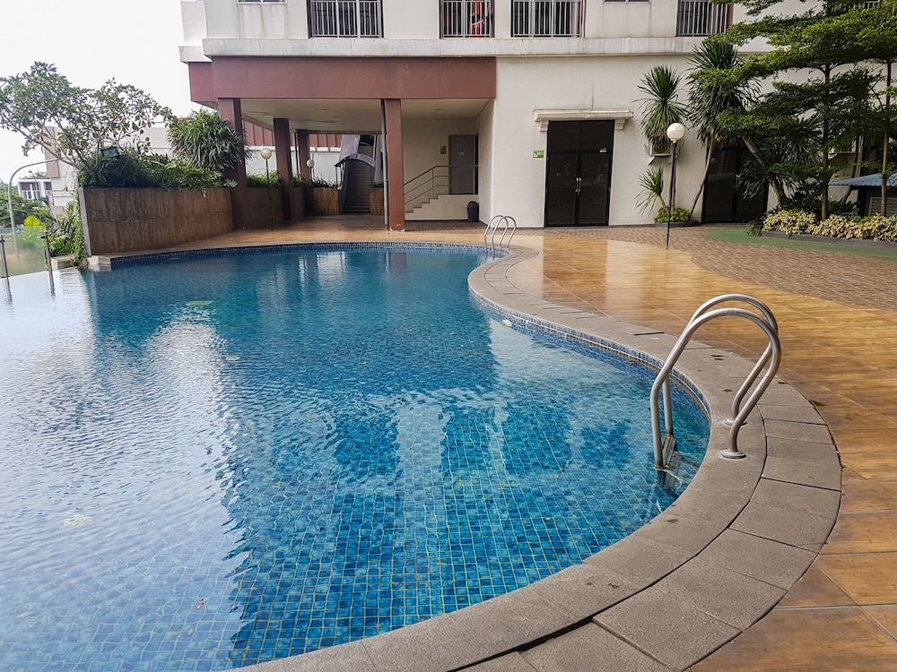 comfy and warm studio serpong greenview apartment