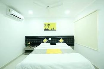 Room In Guest Room - Cosy Room With Private Bath And Work Desk,,2.5 star