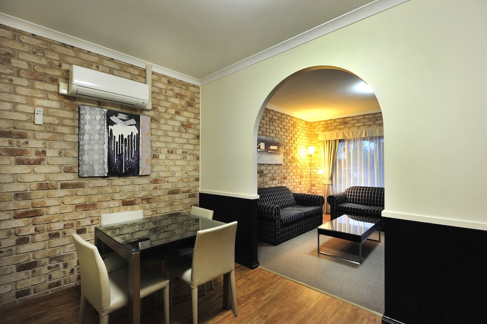 highlander motor inn and apartments