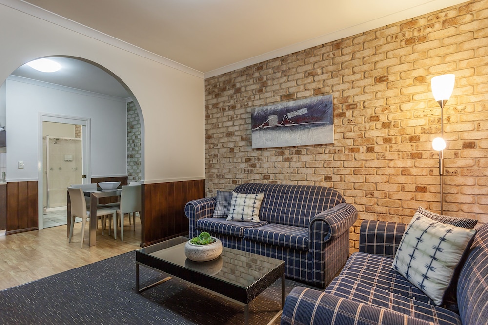 highlander motor inn and apartments