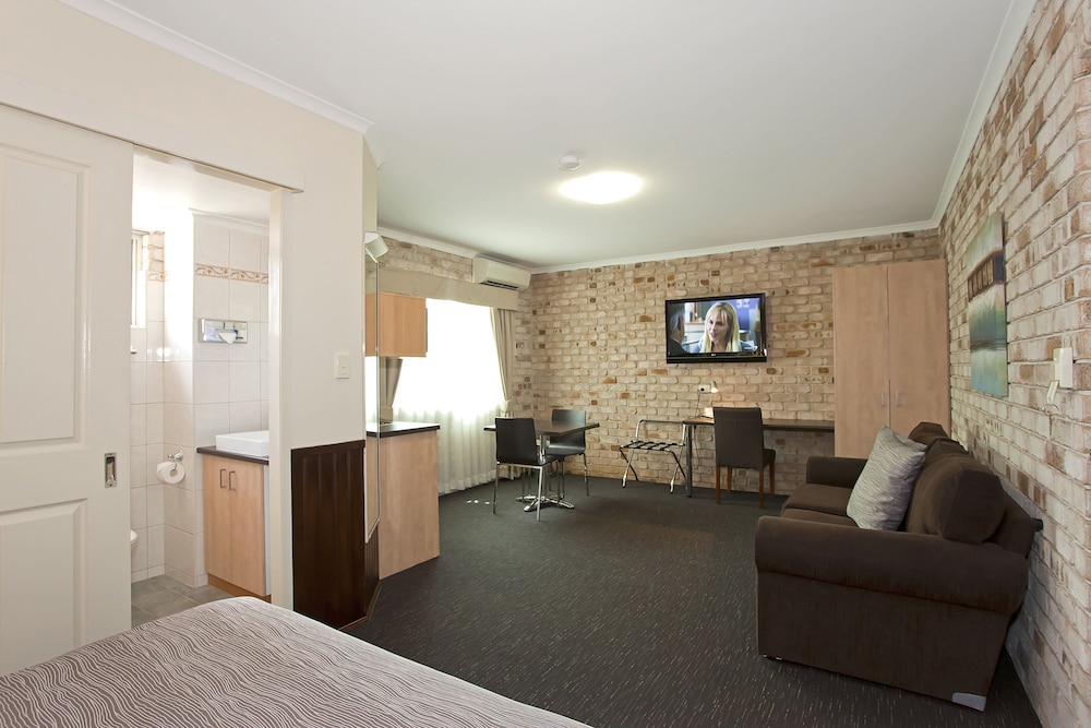 highlander motor inn and apartments