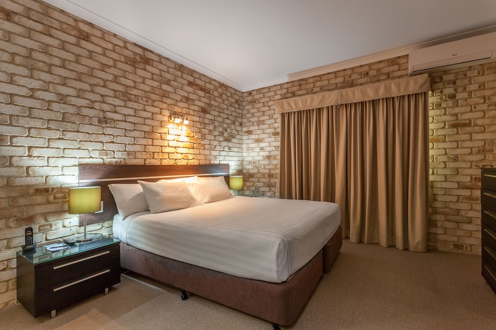 highlander motor inn and apartments