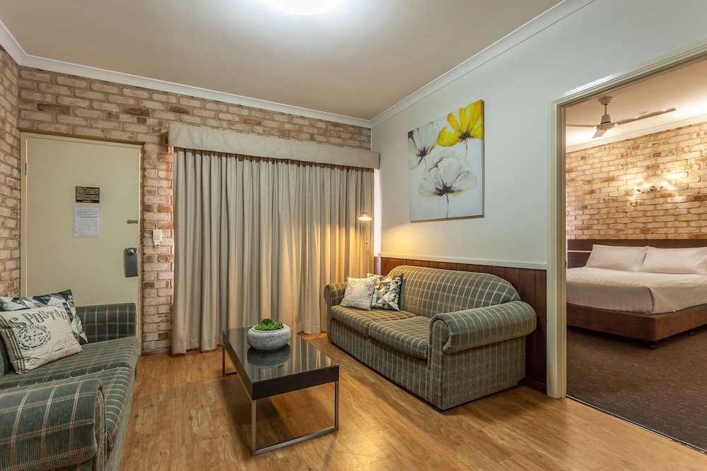 highlander motor inn and apartments