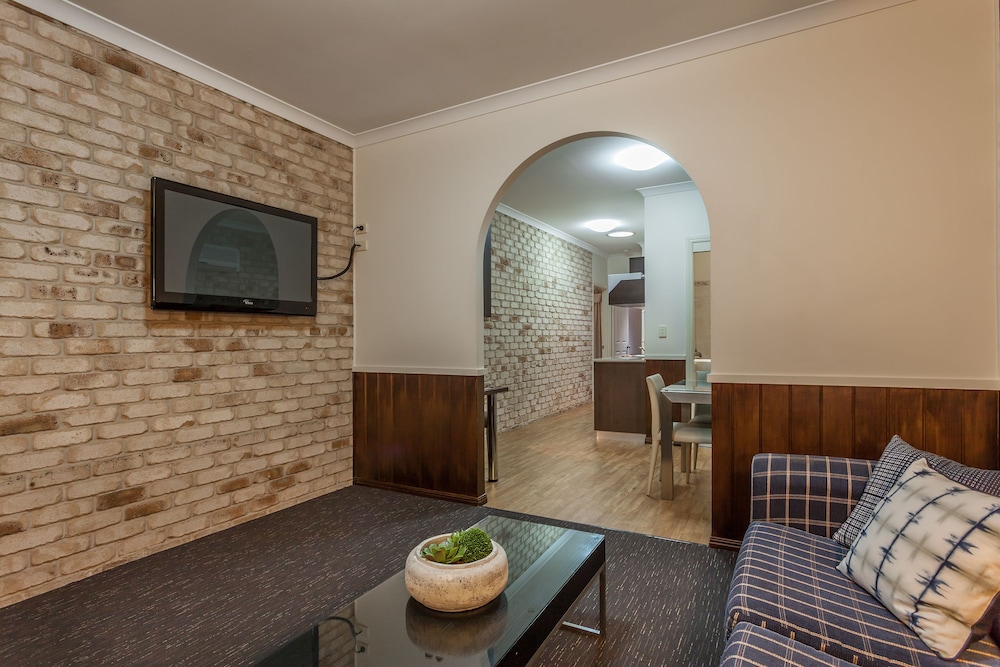 highlander motor inn and apartments
