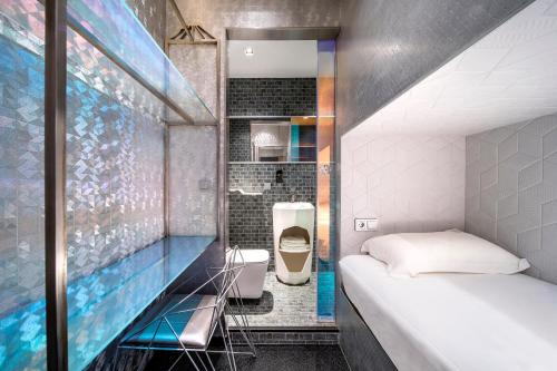 diamond capsule hotel amsterdam south